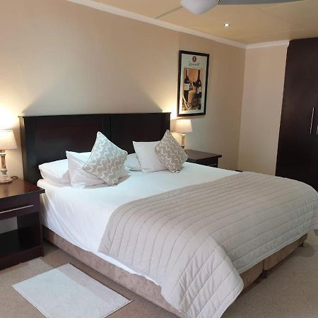The Lazy Grape Guest Lodge & Spa Benoni Esterno foto