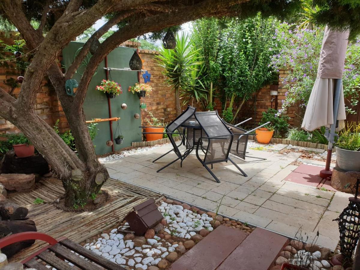 The Lazy Grape Guest Lodge & Spa Benoni Esterno foto