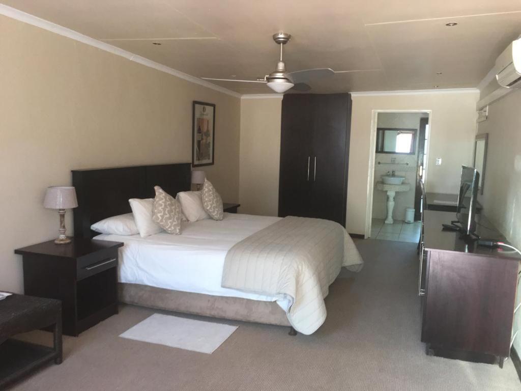 The Lazy Grape Guest Lodge & Spa Benoni Esterno foto