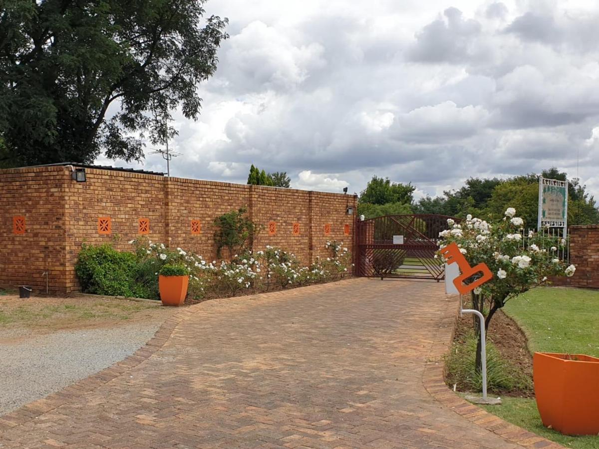 The Lazy Grape Guest Lodge & Spa Benoni Esterno foto