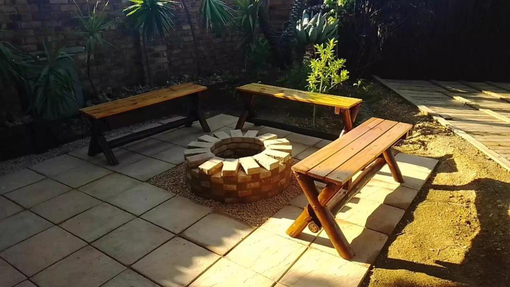The Lazy Grape Guest Lodge & Spa Benoni Esterno foto