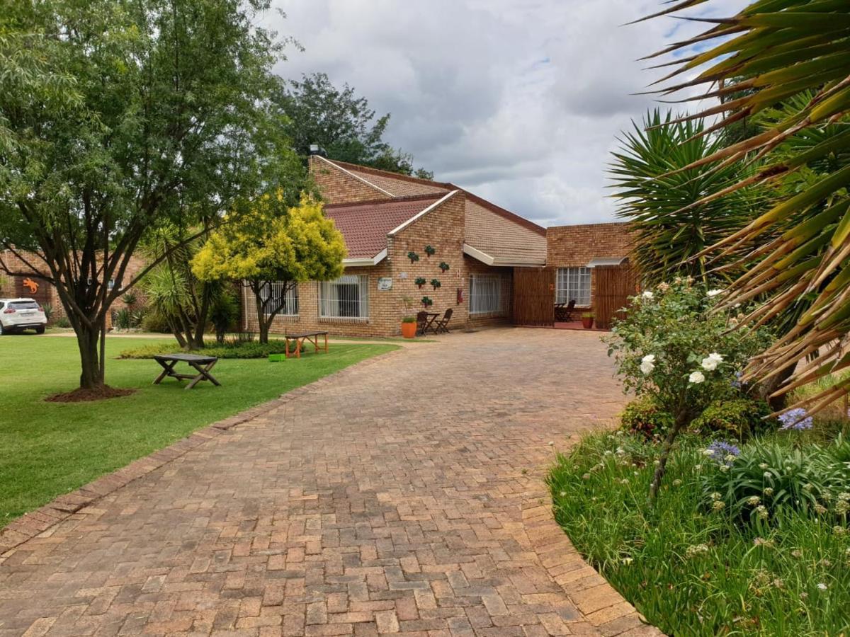 The Lazy Grape Guest Lodge & Spa Benoni Esterno foto