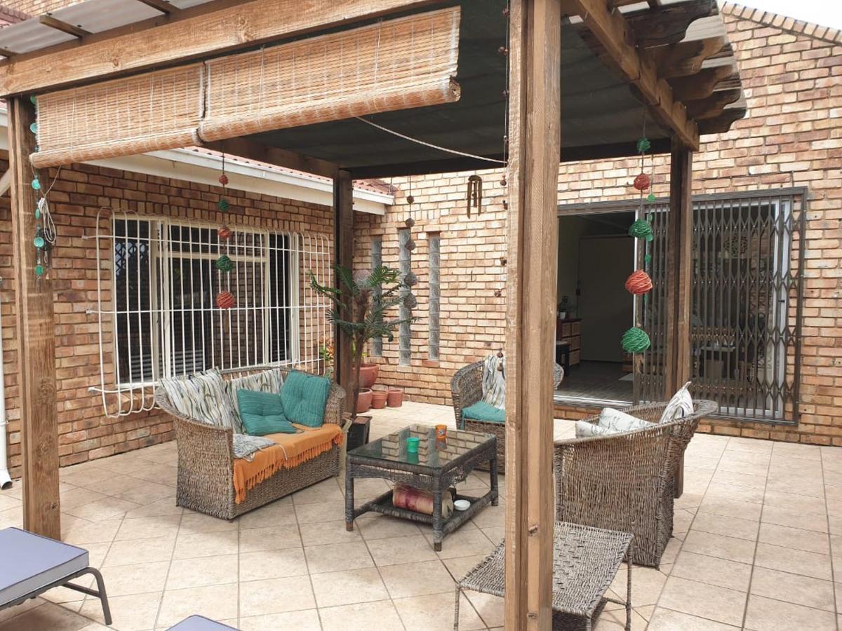 The Lazy Grape Guest Lodge & Spa Benoni Esterno foto