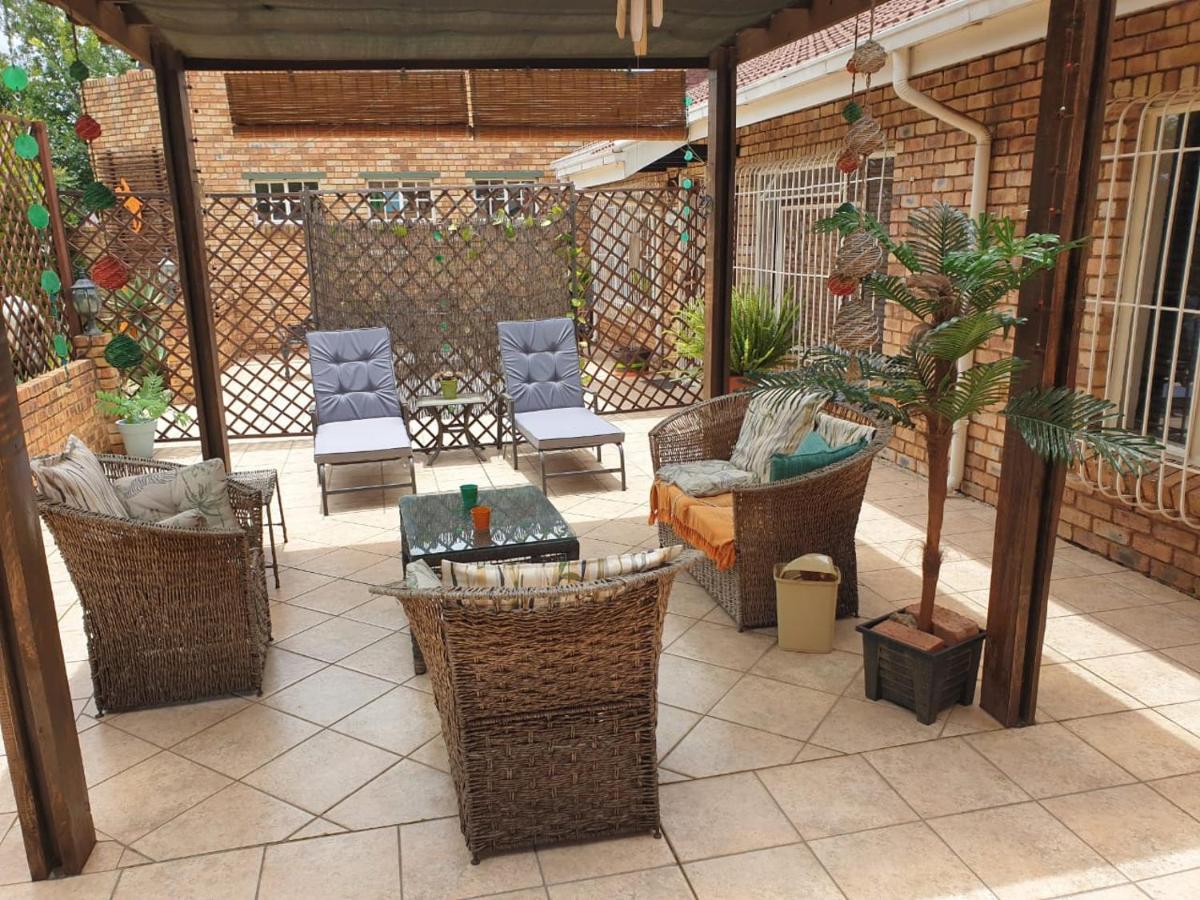 The Lazy Grape Guest Lodge & Spa Benoni Esterno foto