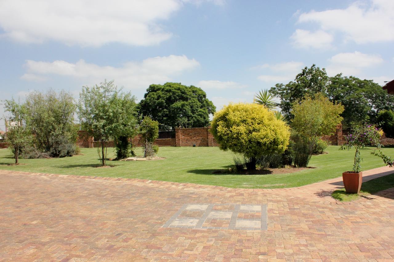 The Lazy Grape Guest Lodge & Spa Benoni Esterno foto