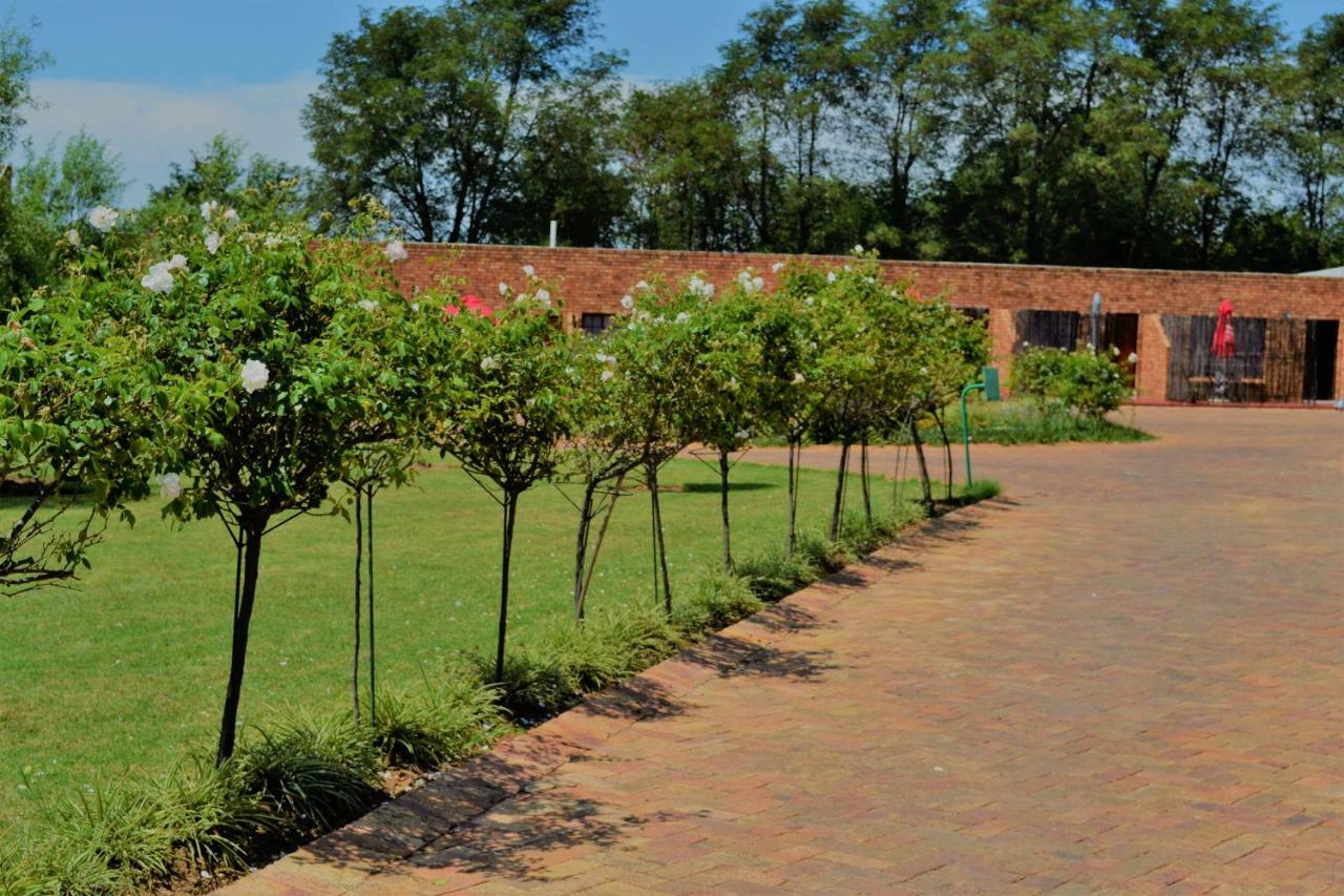 The Lazy Grape Guest Lodge & Spa Benoni Esterno foto